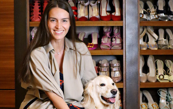 Chloé Gosselin, chaussée des mules Liz, pose avec Orson, l’un des deux golden retrievers de la famille. Derrière elle, quelques-uns des modèles de la marque qu’elle a fondée en 2014. 